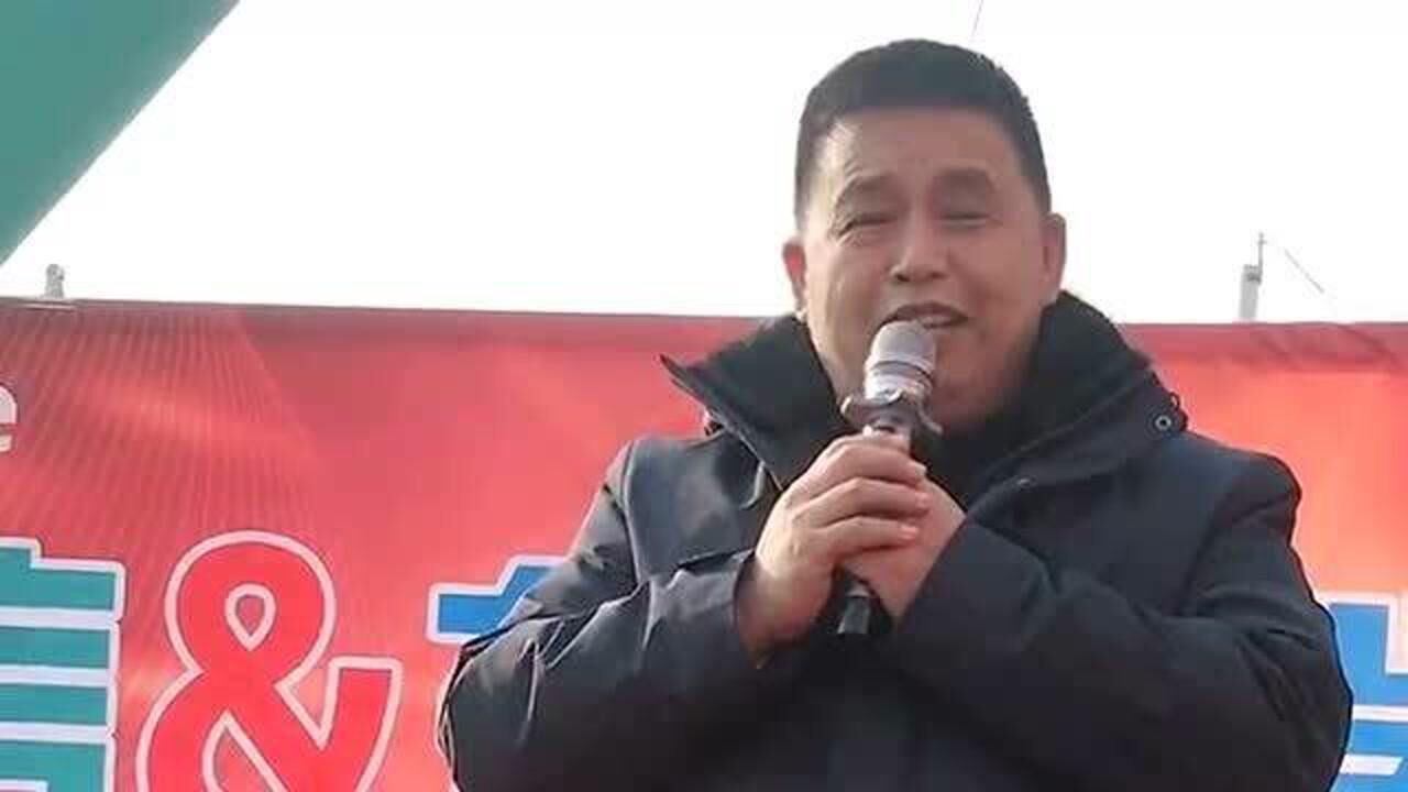 山东综艺台著名主持人姜桂成,他和郭德纲是师兄弟,生活差距很明显!