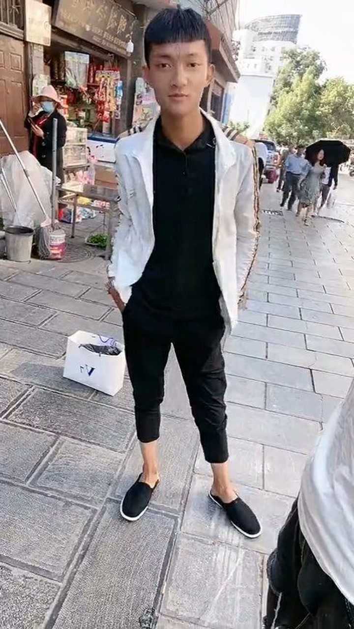 我是我们村最后一个精神小伙!我会坚持下去的!