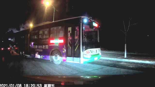 #长春164路公交车逆行# 网友投稿:我想举报长春164路公交车,我正常左转,他为了避开堵车逆行,结果和我正好迎面而来.反而还在