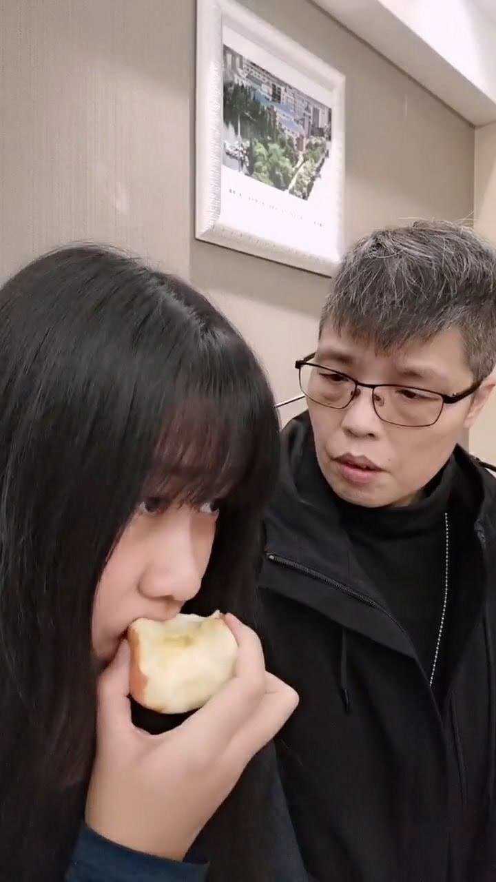 苹果真甜你们吃过这么甜的苹果吗狼爷和小凉创作灵感生活爱情幸福