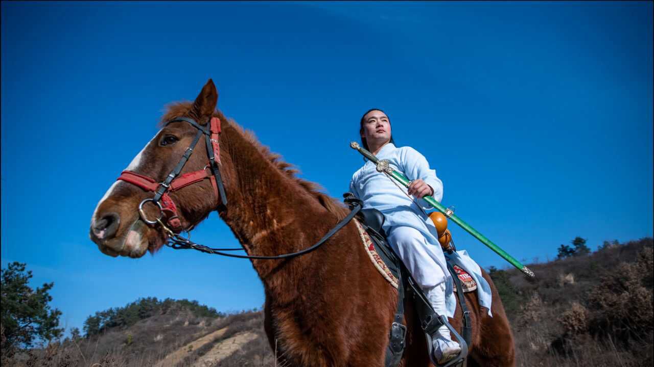 看凌云骑马奔跑,纵马驰骋,一匹马,一柄剑,自由奔跑!