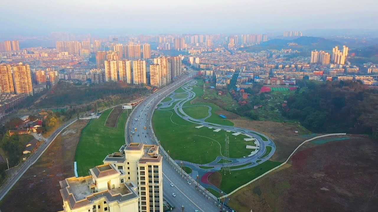 四川广安,市区中的一片大草原,休闲娱乐好去处,就在兔儿山公园