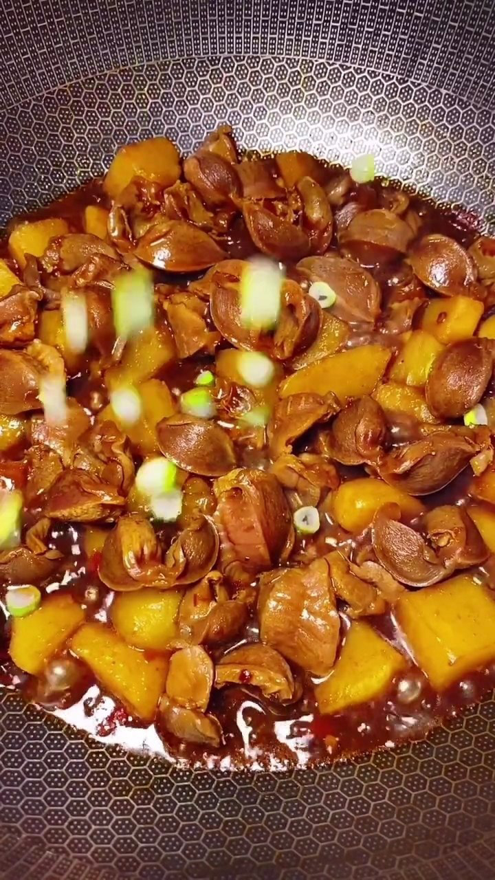 鸡胗炖土豆这么做村里人都说好吃