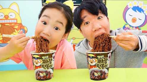 韩国宝蓝在游乐场玩耍,边玩边偷吃炸酱面,爸爸馋得流口水!