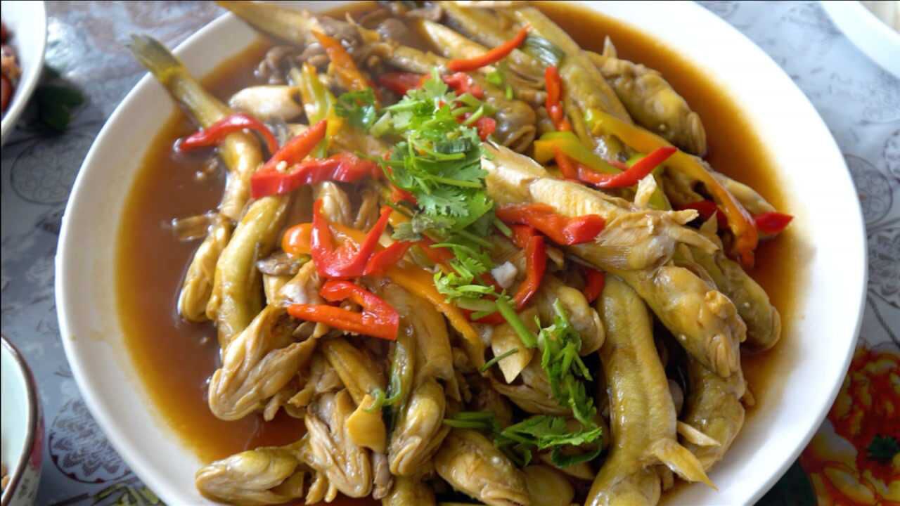 赶海抓回来好多沙光鱼大梅今天和老姜pk厨艺看谁做得更好吃