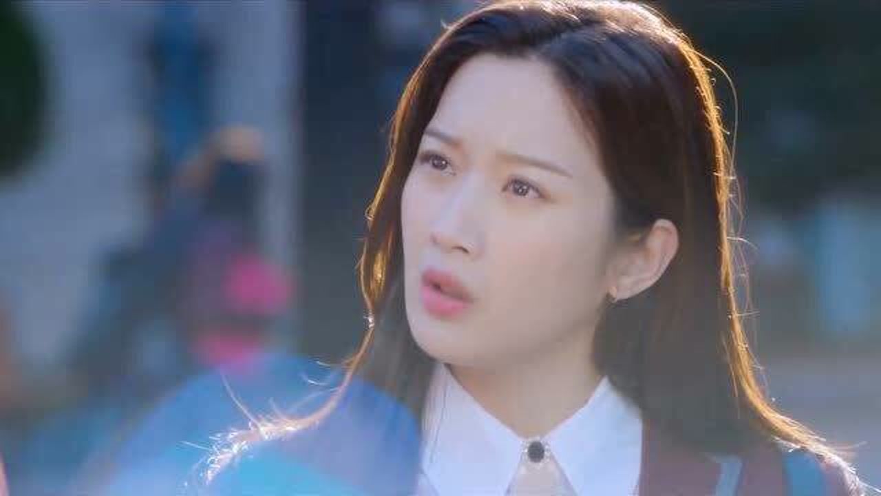 女神降临男孩霸气拉住女神女神的眼神不正常男孩瞬间害羞