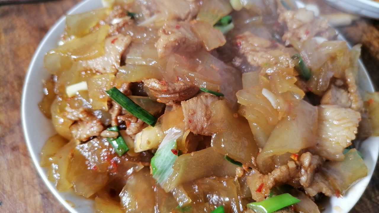 下饭神器,徐州特色菜拉皮炒肉丝,好吃又美味,大家学起来吧.