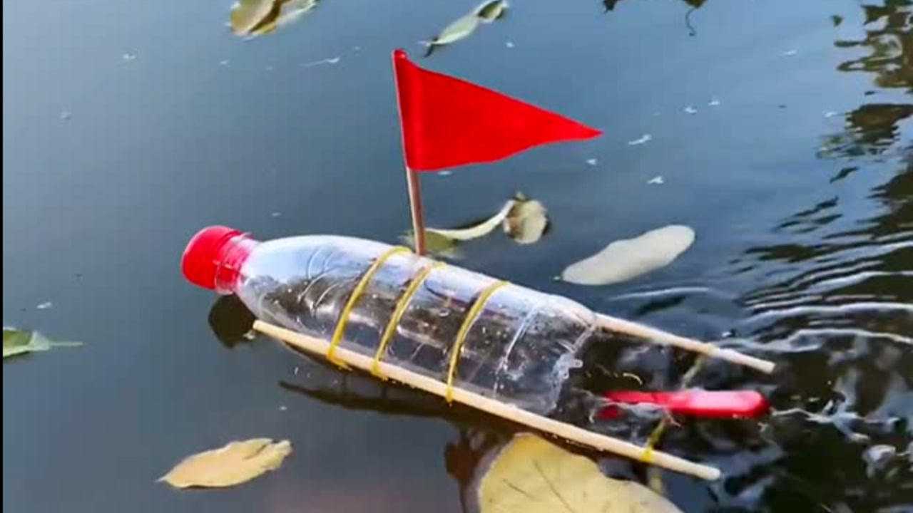 用矿泉水瓶做的永动小船特别简单和孩子一起动手做起来吧