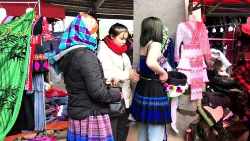 越南苗族姑娘跟妈妈去赶集市场买新年的裙子，好多叔叔都来看她