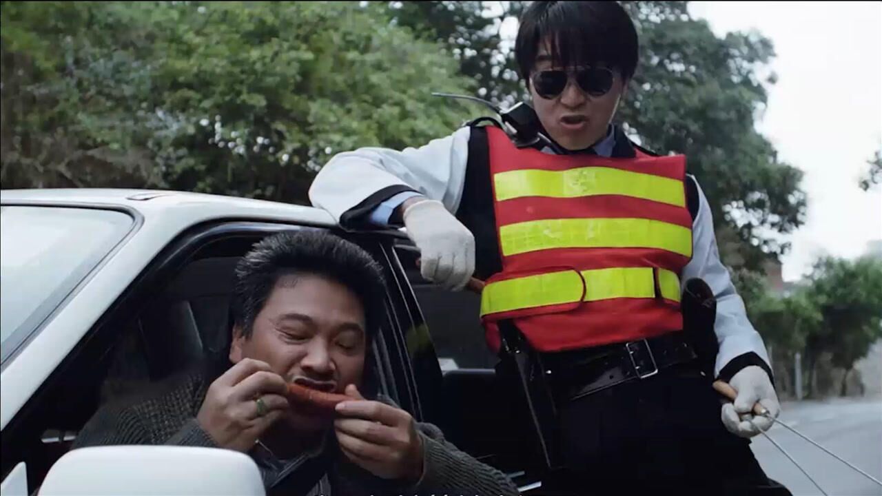 逃学威龙2看阿达和周星星吃香肠真香一口吃一根太美味了