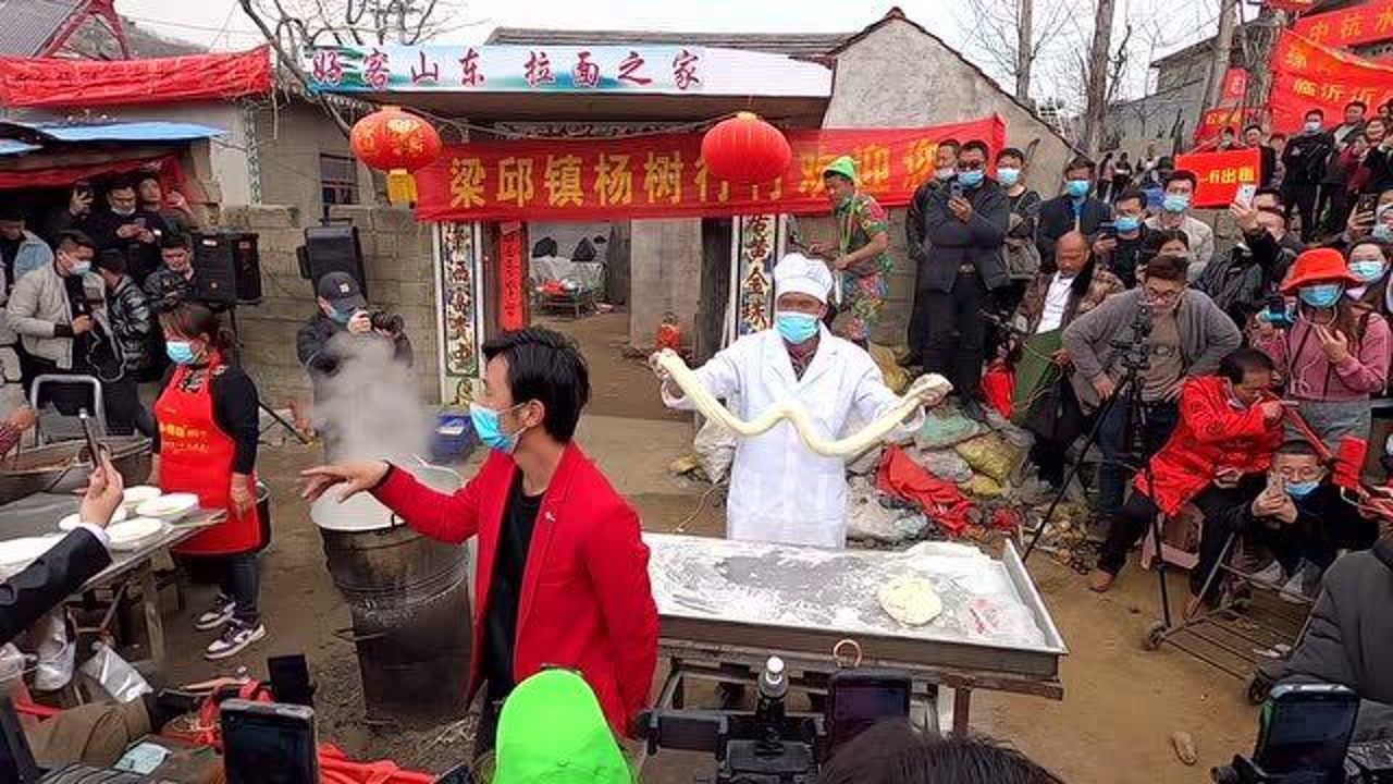 拉面哥在家门口拉面家门口像旅游景点一样火爆拉面哥成明星了