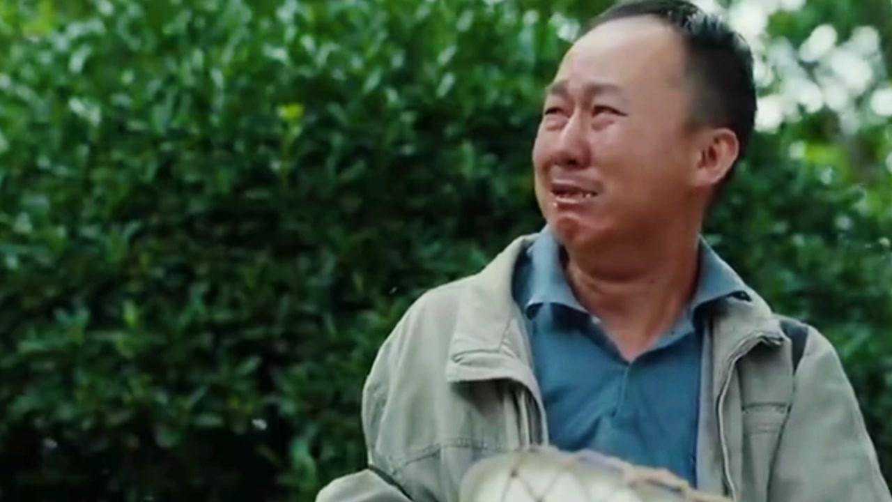 送你一朵小红花:马小远父亲收到女儿点的外卖红烧牛肉饭,一边吃一边哭