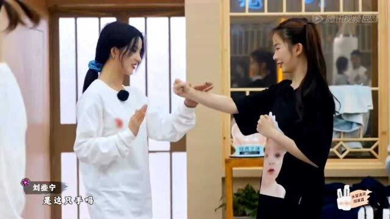 姐姐妹妹的武馆刘些宁陈卓璇练拳不认真被师父惩罚关进静心房