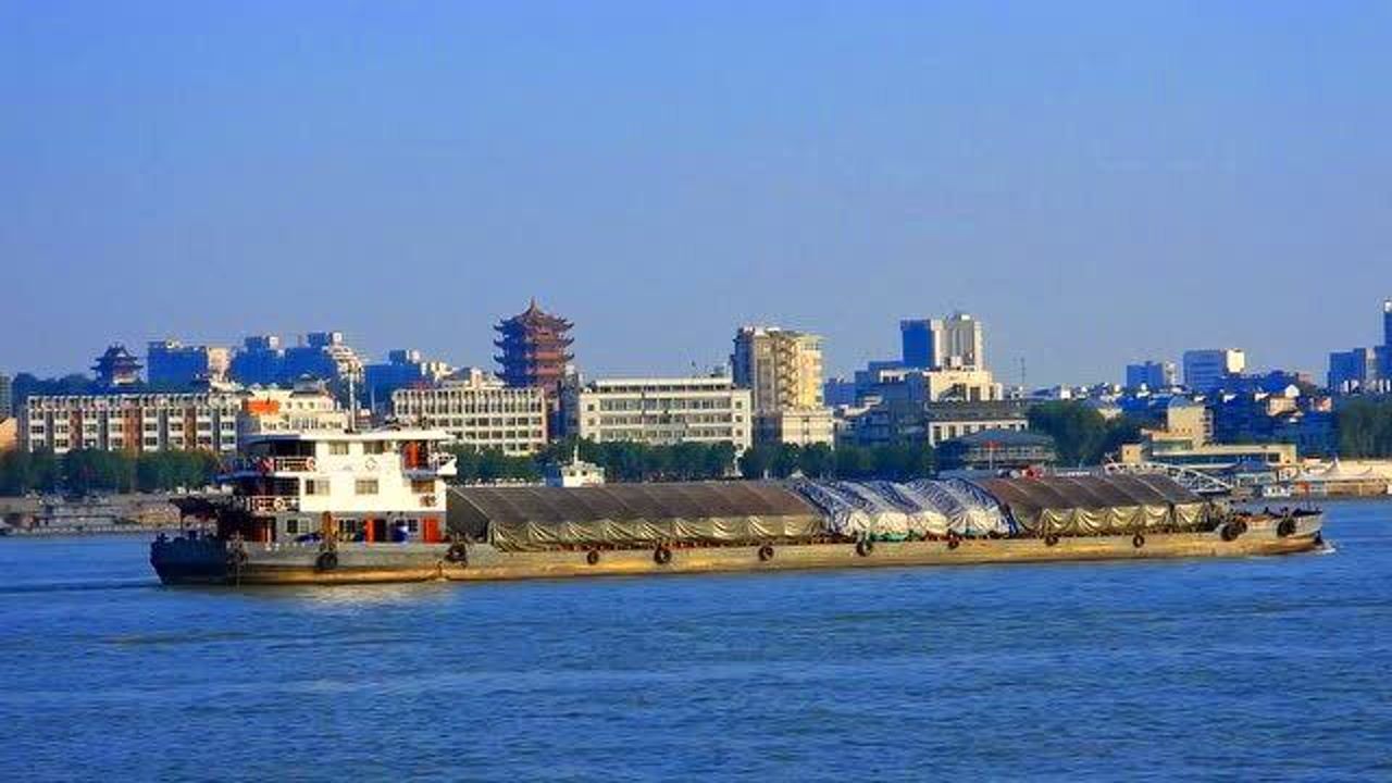 来自重庆市的江渝777号货船在长江中游逆流而上,黄金水道的重庆货船