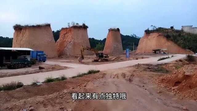 广西平山奇特场景,搞建设施工移平山丘,为啥要留座小山峰呢?