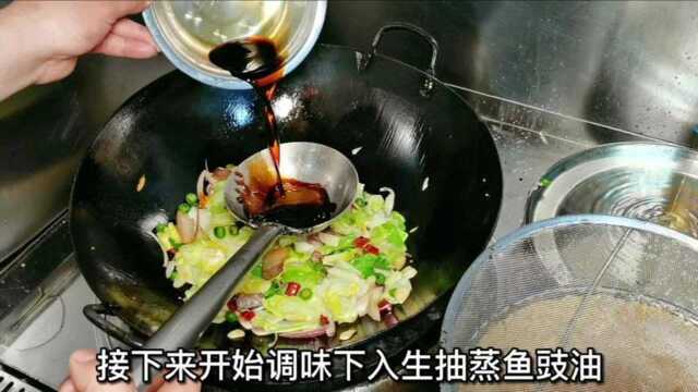 今天由年薪百万厨师长教给大家制作手撕包菜,抓紧收藏起来吧