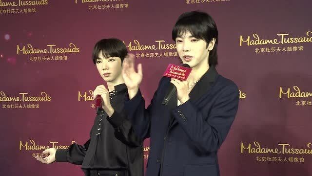 华晨宇蜡像馆与杨幂蜡像合影很开心