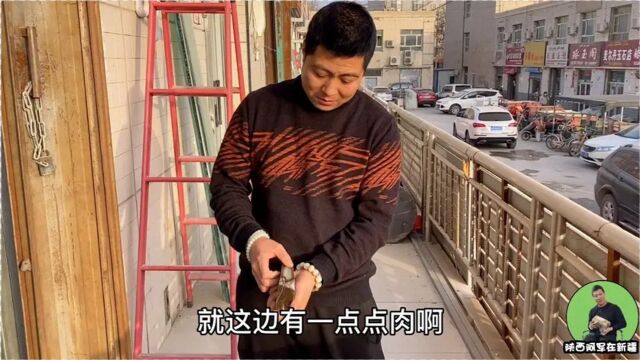 阿军拿着粉丝2万元玉料去开宝,里面究竟如何?开料师傅都傻眼了