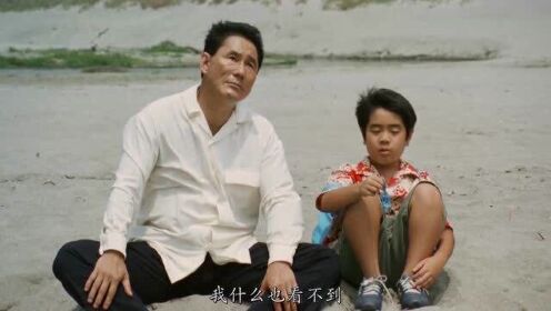 菊次郎的夏天：菊次郎为了安慰小男孩，送了一个天使铃铛给他，并送他回家。