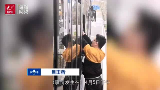 猥亵男公交车上欲跳窗被路人塞回!网友: 干得漂亮!