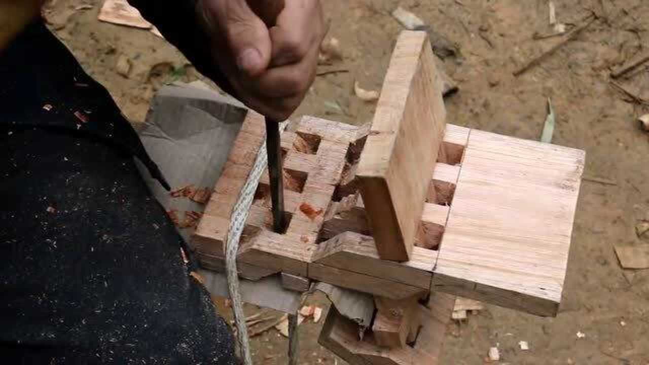 农村老爷爷做出了传说中的鲁班凳,太神奇了