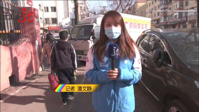 搬家公司货车横在人行道上 影响过往行人 交警:赶紧挪走