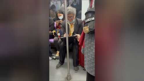 女子乘地铁被陌生老爷爷画肖像画：近期最开心的一天