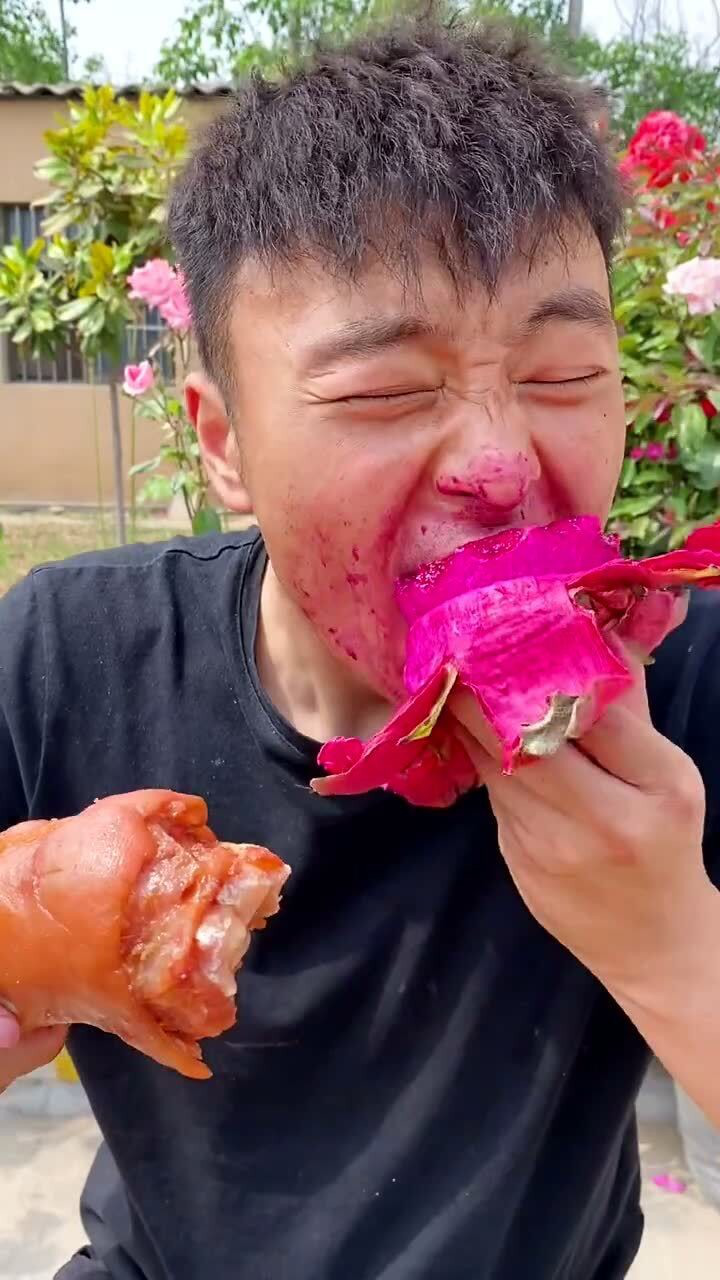 偷吃火龙果嫁祸给富贵,小伙这一招真的狠,好兄弟竟然没有察觉