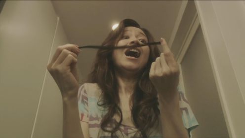日本恐怖片《美发尸》：咒怨凝结在头发上，接发的人无一幸免