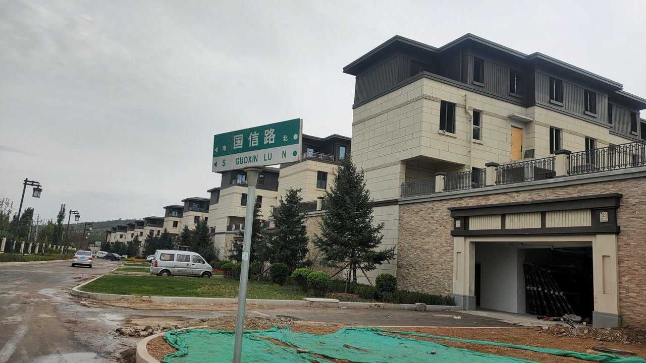 太原西山脚下新建了一大片别墅周围环境优美就是位置太偏僻