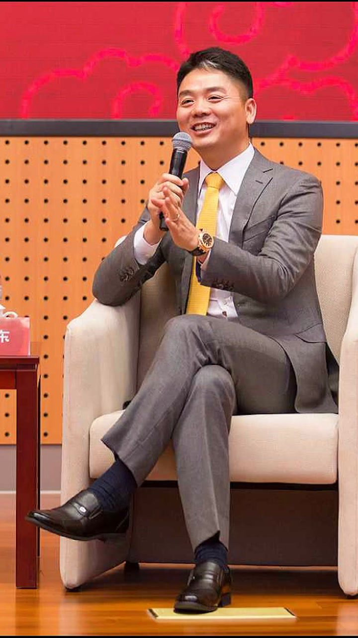 怀孕4个多月的杜爽是当时京东集团副总裁央视跟拍刘强东的工作环节中