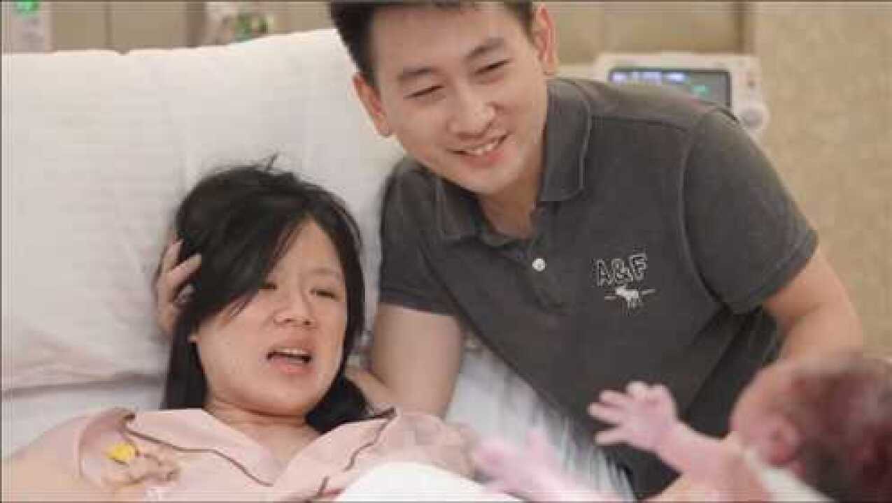 医院产房实录孕妇自然分娩全过程，医生把宝宝举了起来_高清