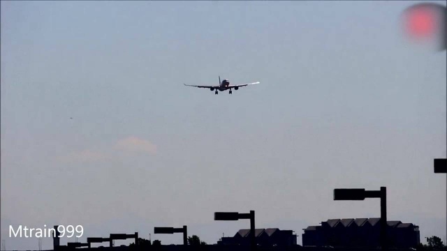 首都航空的空客A330客机平稳降落在温哥华机场!