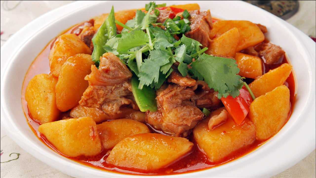 牛肉炖土豆的正确做法,软烂鲜香简单家常,配上米饭连汤汁都不剩