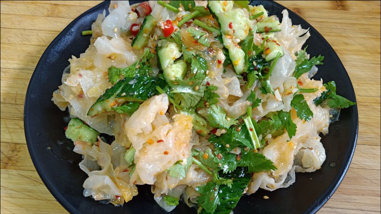 凉拌银耳,夏天必备的一道凉拌菜,口感脆爽入味,好吃简单易学