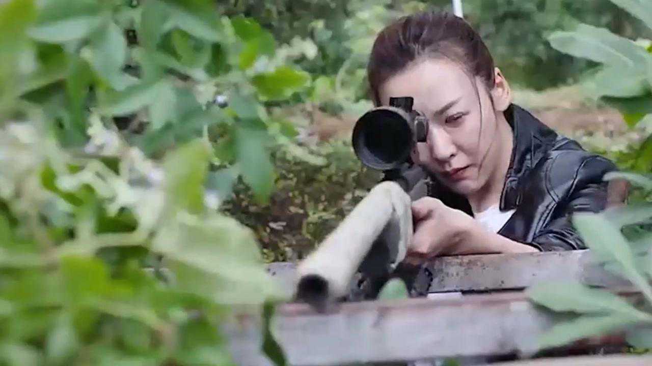 这个女人好狠呐,连人家屁股都不放过.