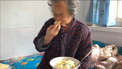 农村99岁老人日常生活，吃三鲜馅饺子，看一顿能吃几个