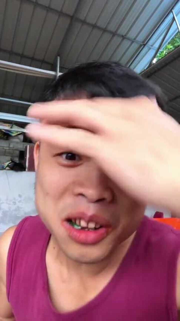 槟榔男神吃槟榔,眉毛绿了