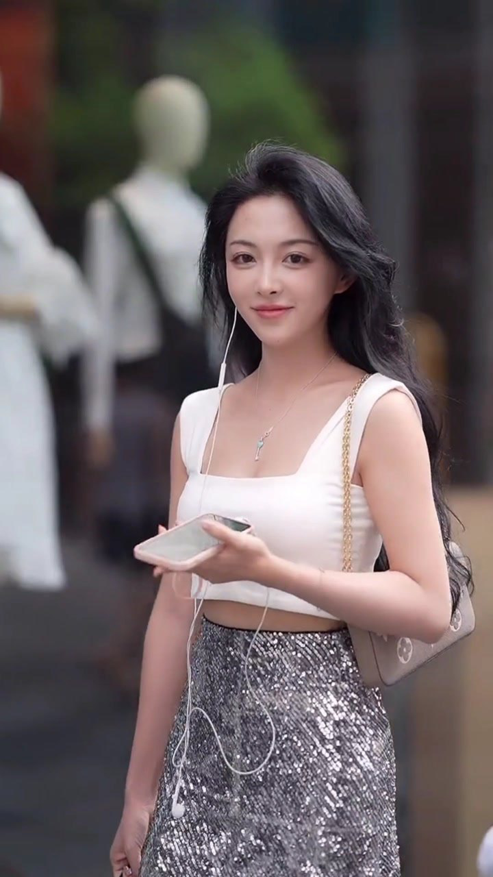 街拍美女:优雅清新网红美少女,回眸一笑好迷人