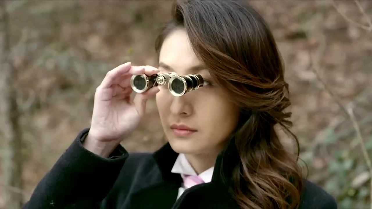 侠探高飞:敌人怕高飞逃走,在他腿上绑炸弹,不料两女打断引线