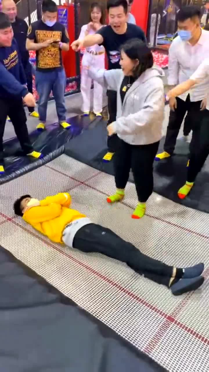 网红公主抱，这次女抱男，这也太会玩了！_高清