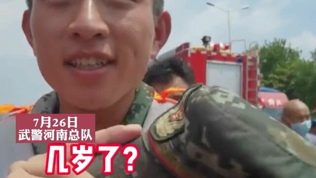 又被圈粉了:00后战士用军帽给小婴儿遮阳