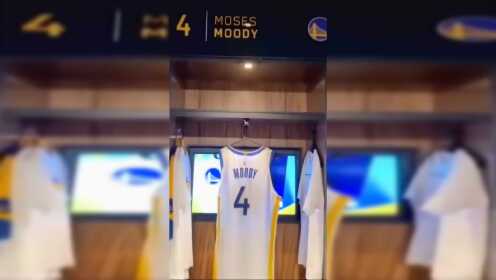#NBA圈#勇士已经给两位新人准备了更衣室，那就说明可能不会再交易，那大家这二位怎么样？#勇士 #库明加 #穆迪