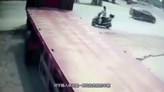 电车女子本可以活命,却选择原地等死,瞬间惨变车下亡魂!