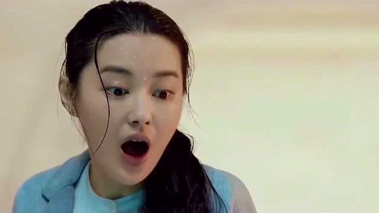 爆笑放屁现场女神泳池里放了个深水炸弹屁把救生员假发都崩飞