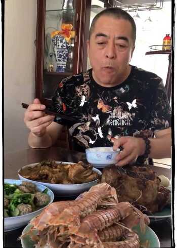 东北大叔吃饭太有食欲,光听他吧唧嘴就馋死了,馋得我直流哈喇子