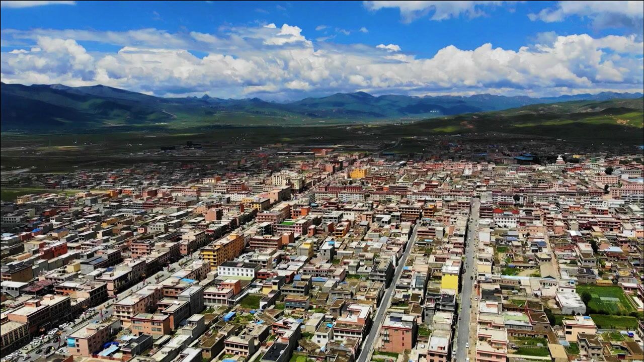 航拍世界高城四川甘孜理塘,县城海拔4000多米却很平,川藏线国道318上