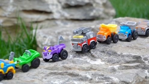 机灵宠物车玩具：拖车、消防车、拖车，各种职业的工程车模型