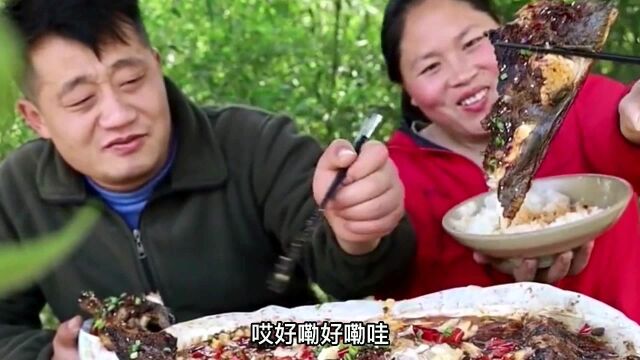 农村夫妻俩馋烤鱼,用纸包着烤,酱香十足,大口吃真过瘾