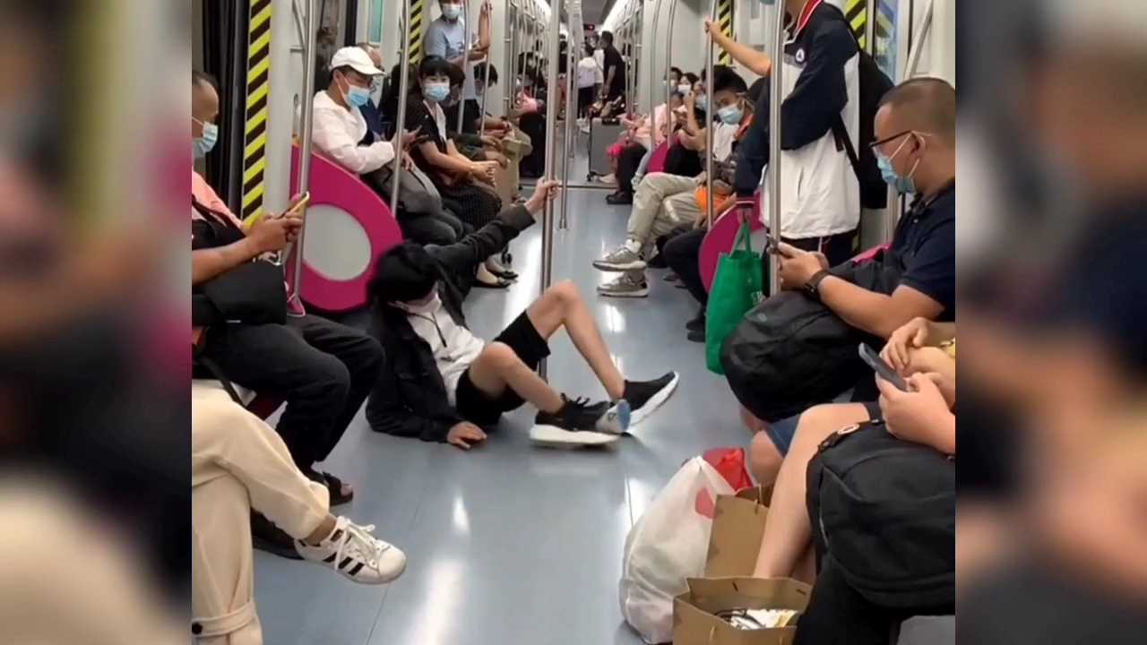 大型社死现场当事人连夜扛火车跑路那种